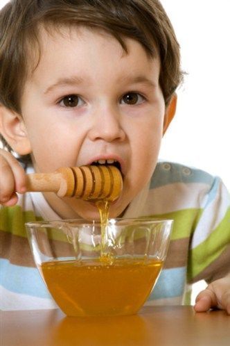 طفل يأكل العسل